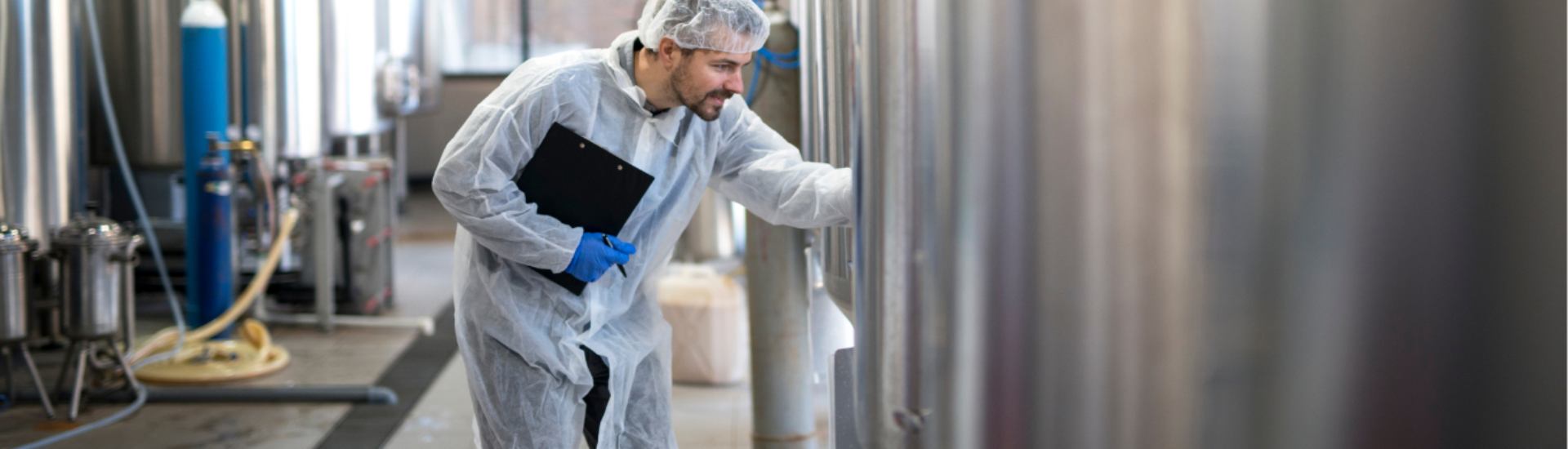 Homme dans une usine de BioMérieux