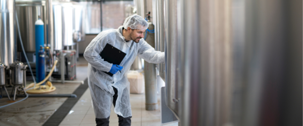 Homme dans une usine de BioMérieux