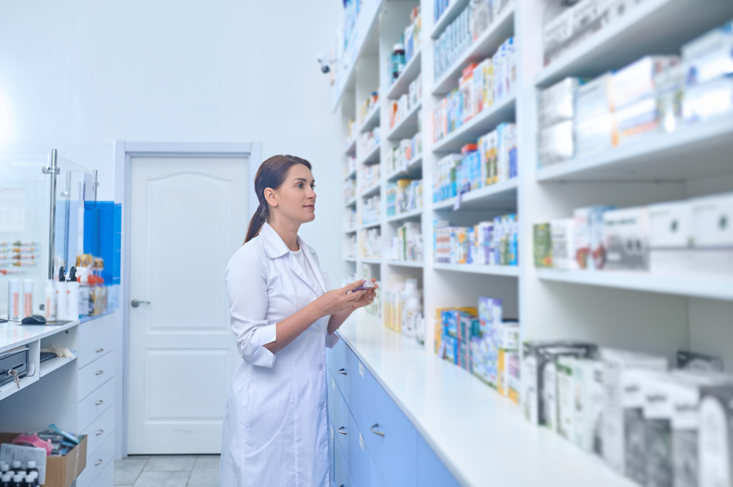Une pharmacienne qui manipule des produits de santé.