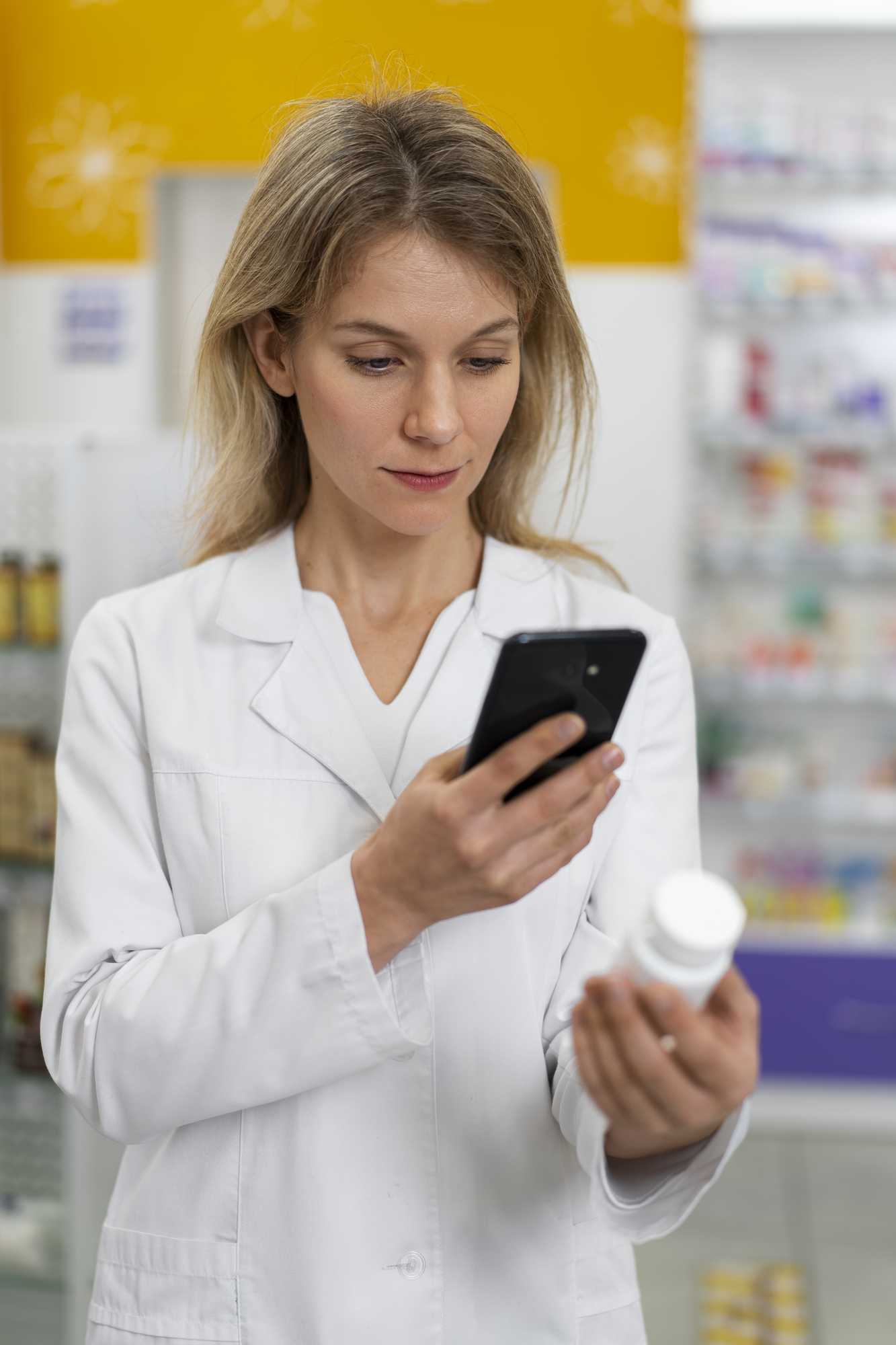Femme qui scanne un barcode sur un médicament, grâce à la collaboration entre Barcodis et BioMérieux.