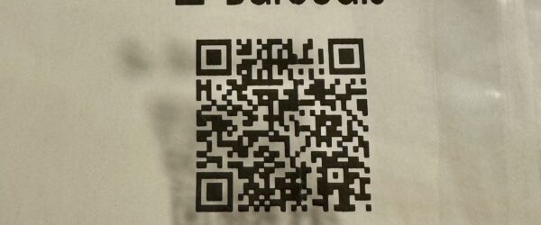 Cette étiquette a été imprimée en utilisant la technologie de transfert thermique, une méthode d'impression qui utilise la chaleur pour transférer l'encre d'un ruban sur le support, garantissant ainsi une impression durable et de haute qualité. Barcodis, votre société, propose une gamme complète d'imprimantes à transfert thermique (TTO) adaptées à divers types d'emballages, avec des largeurs d'impression allant de 32 mm à 128 mm. Ces imprimantes assurent des impressions nettes et durables sur différents films d'emballages flexibles, contribuant à une traçabilité améliorée et à une conformité aux normes industrielles.
