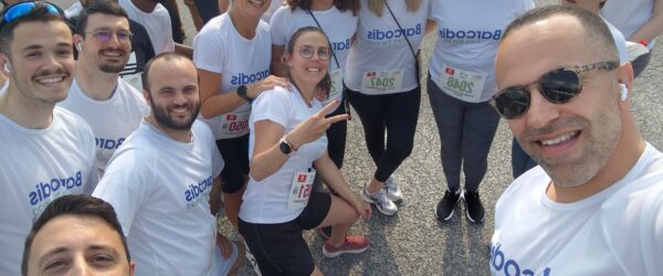 Photo de groupe des collaborateurs Barcodis avant une course solidaire, tous en t-shirts blancs