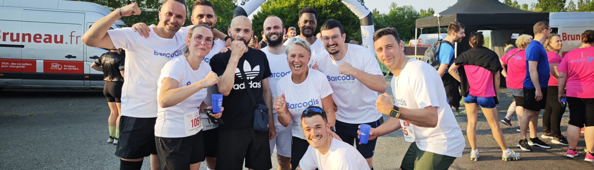 Selfie dynamique d’une quinzaine de membres de l’équipe Barcodis rassemblés avant une course solidaire. Cette image reflète l’enthousiasme, la cohésion et les valeurs portées par cette entreprise française innovante et engagée pour le développement durable.
